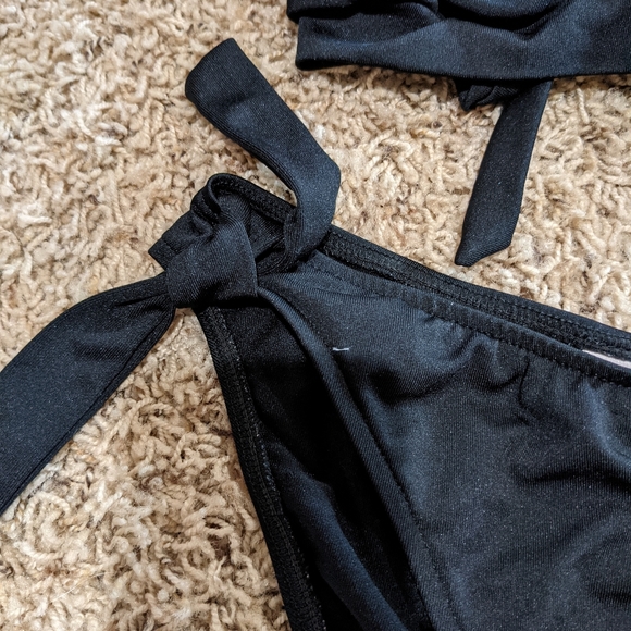 Gorgeous black bikini - Picture 2 of 6